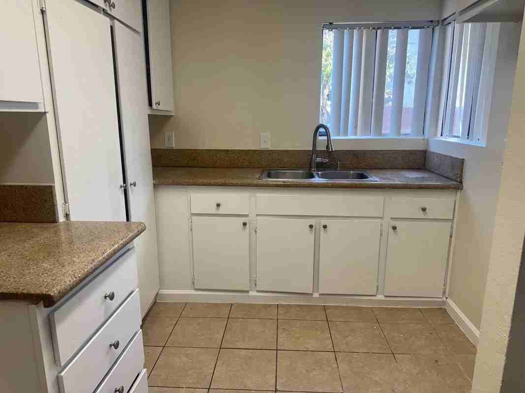 831 N San Antonio Ave - Photo 3 of 12