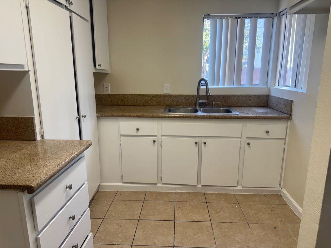 831 N San Antonio Ave - Photo 5 of 12