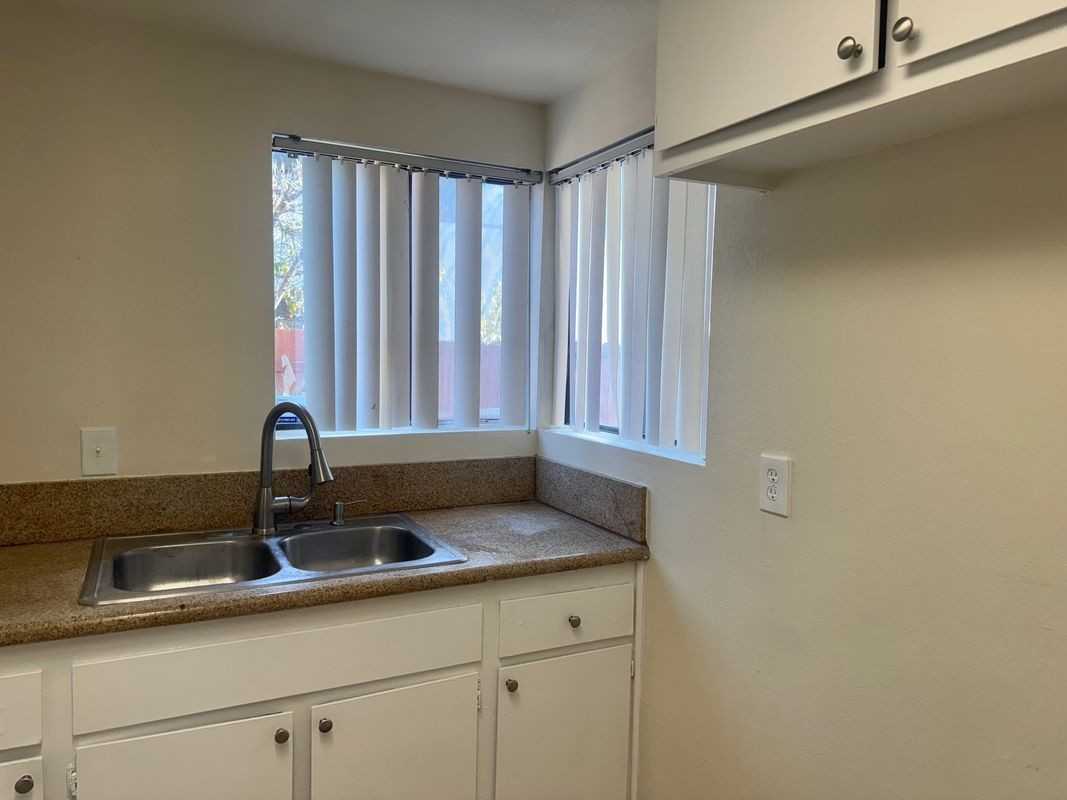 831 N San Antonio Ave - Photo 6 of 12