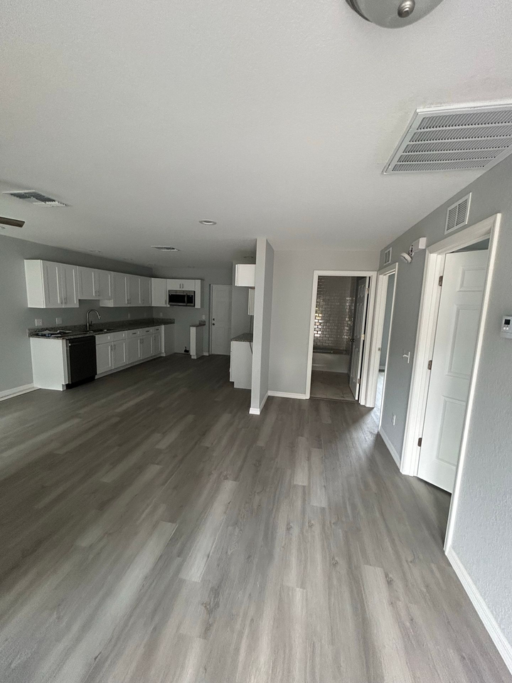 895 S 7th Ave - Photo 2 of 6