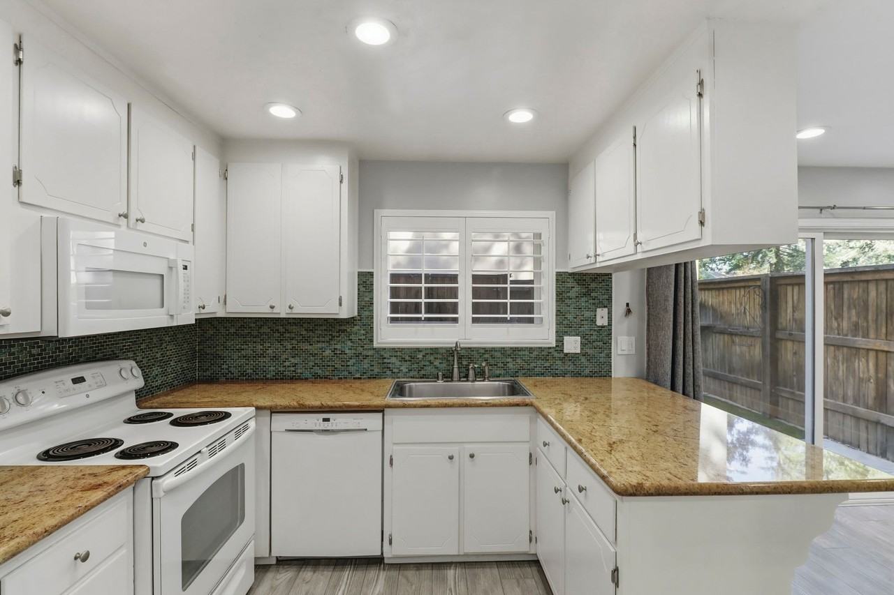 412 Alvarado Ave - Photo 4 of 44