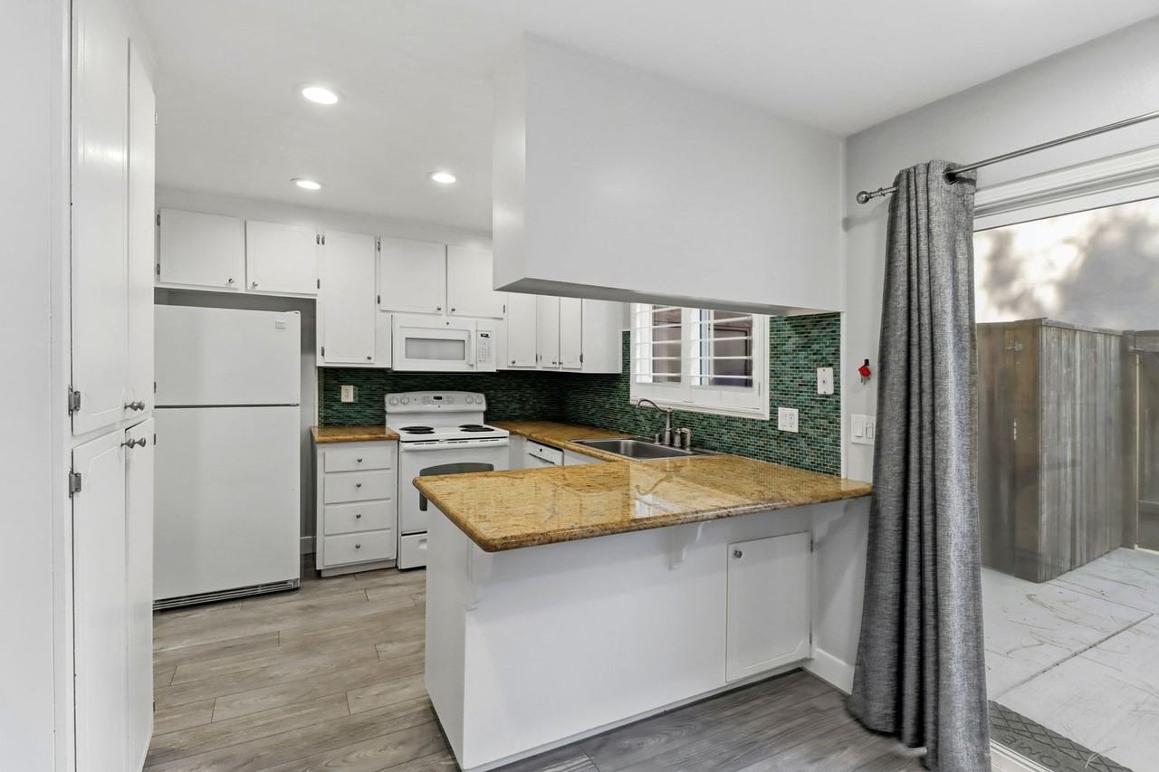 412 Alvarado Ave - Photo 7 of 44