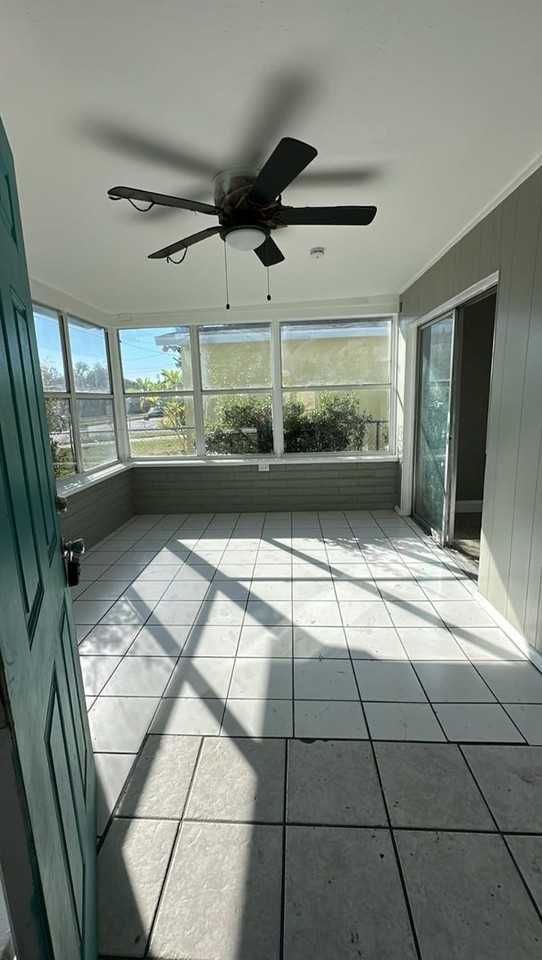 1911 24th St - Photo 4 of 11