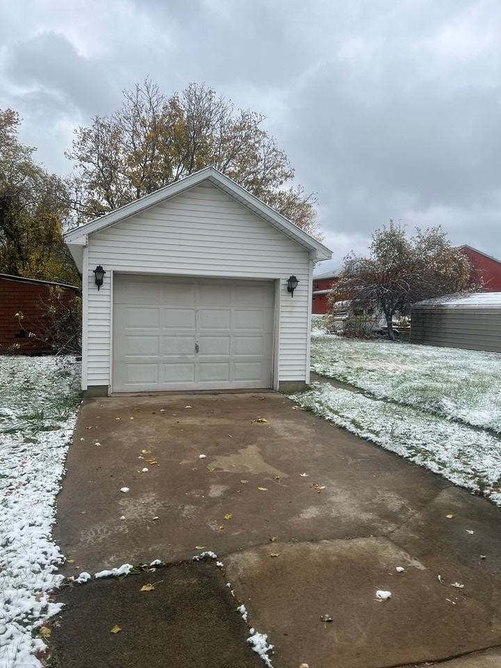 1109 Pennsylvania Ave - Photo 2 of 16