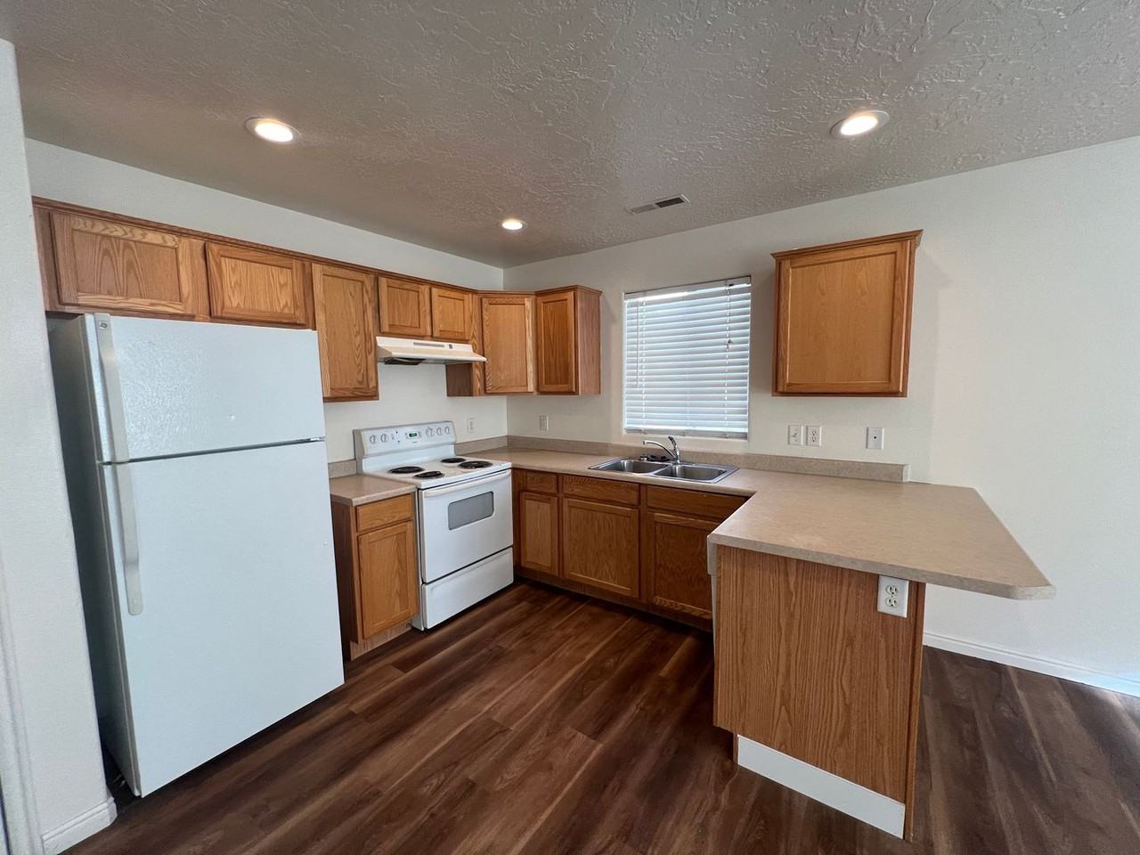 481 W 1950 N - Photo 4 of 14