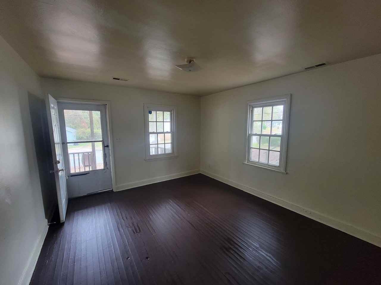 909 Hackett Street - Photo 3 of 6