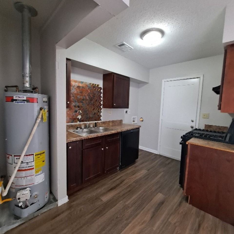 606 Weaver Dr - Photo 3 of 10