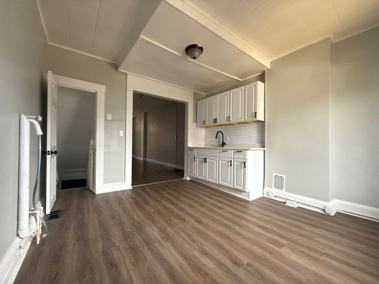 514 N Curley St - Photo 5 of 15