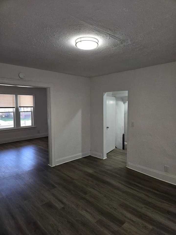 127 N Burgess Ave - Photo 5 of 26