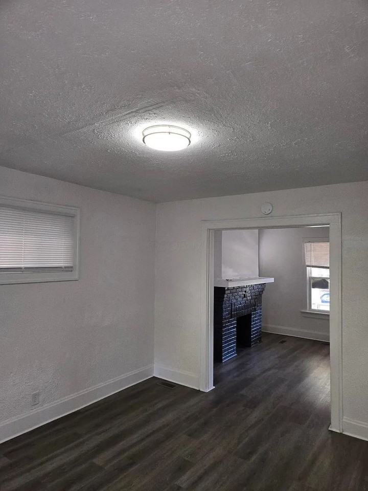 127 N Burgess Ave - Photo 6 of 26