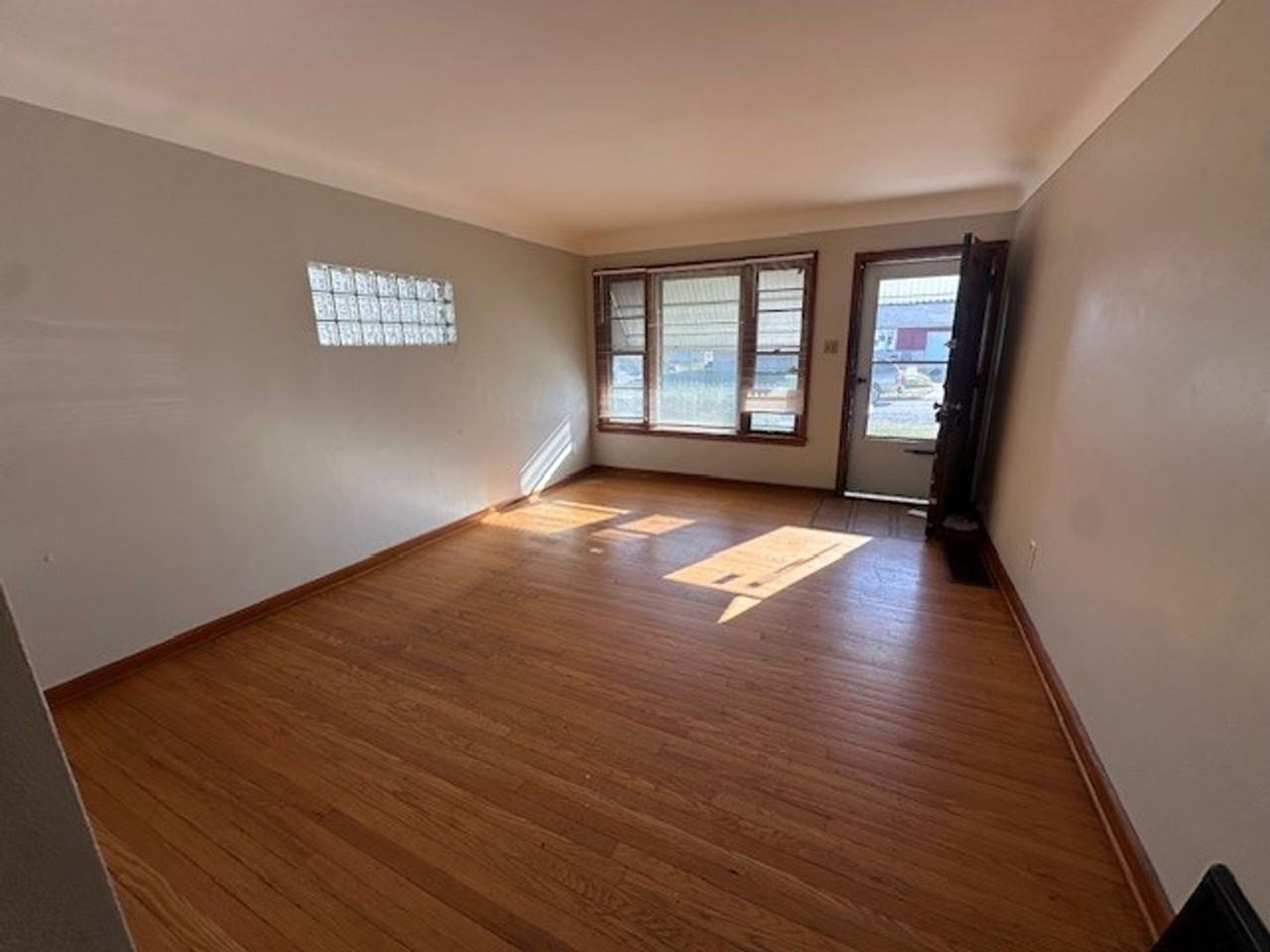 4873 Woodstock Ave - Photo 2 of 8