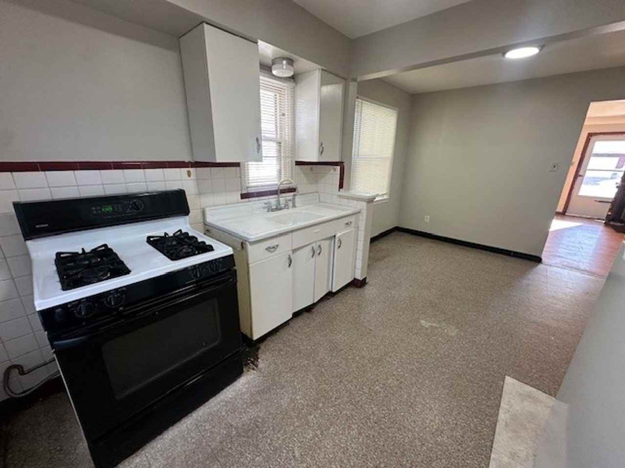 4873 Woodstock Ave - Photo 4 of 8