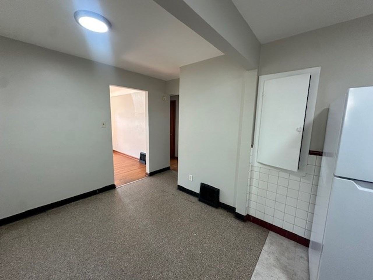 4873 Woodstock Ave - Photo 5 of 8