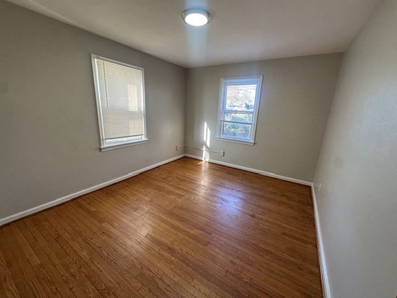 4873 Woodstock Ave - Photo 6 of 8