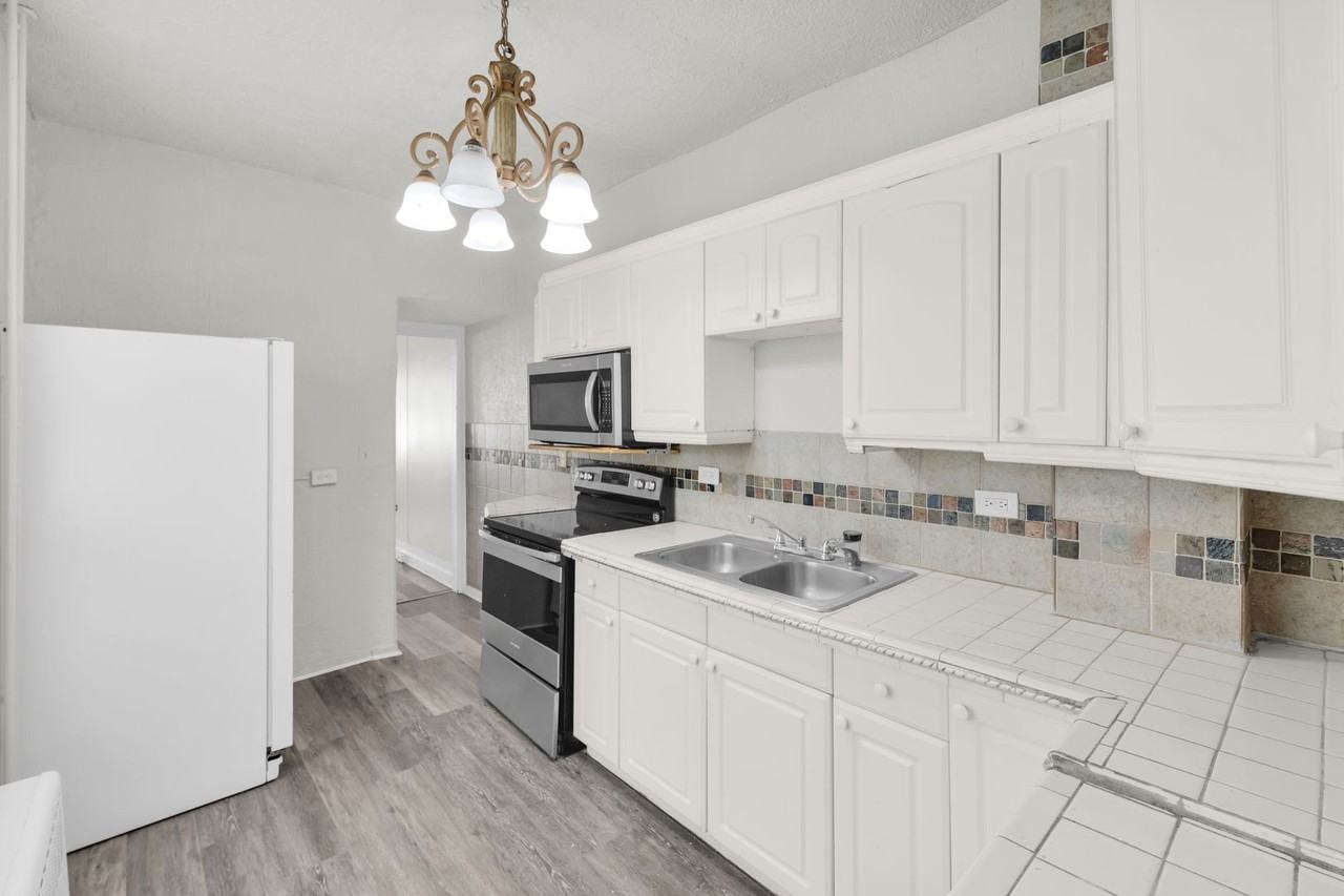 1542 Warren St - Photo 7 of 24