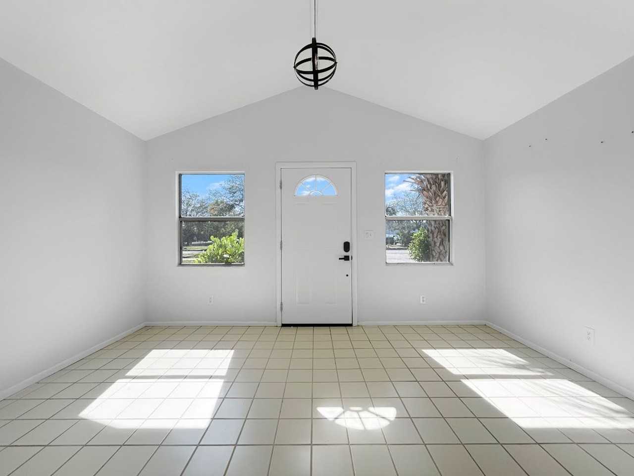 2123 Phillippi St - Photo 5 of 19