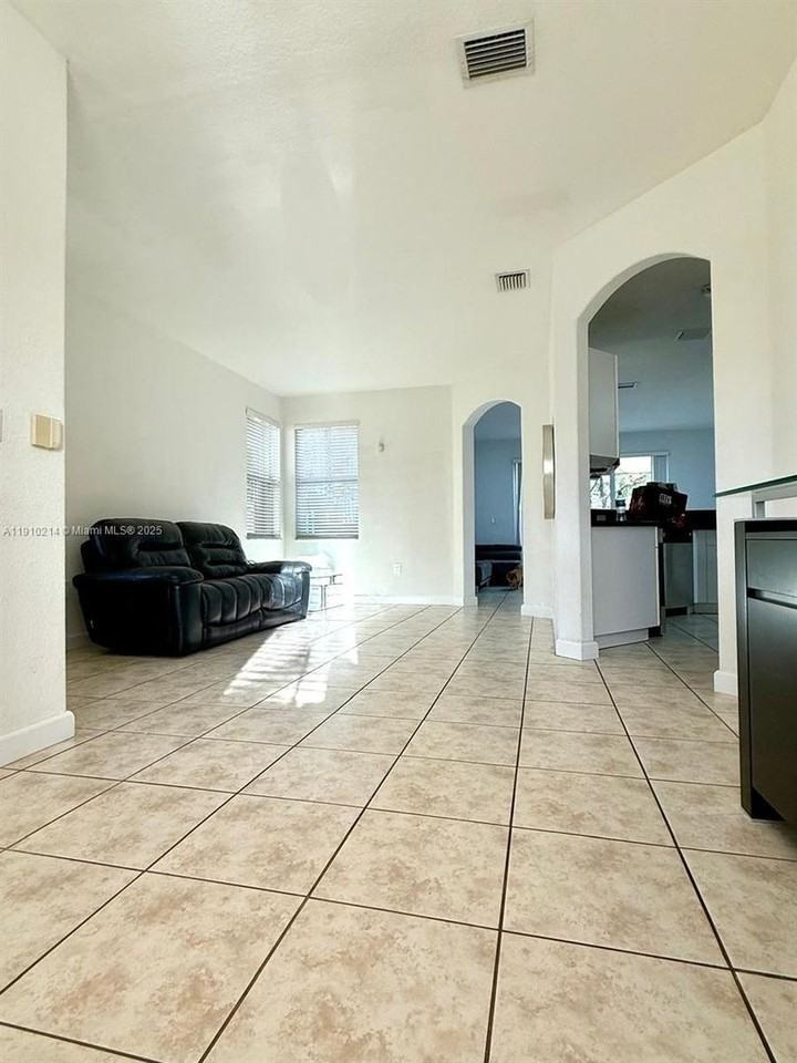8675 Nw 109th Ct - Photo 3 of 18