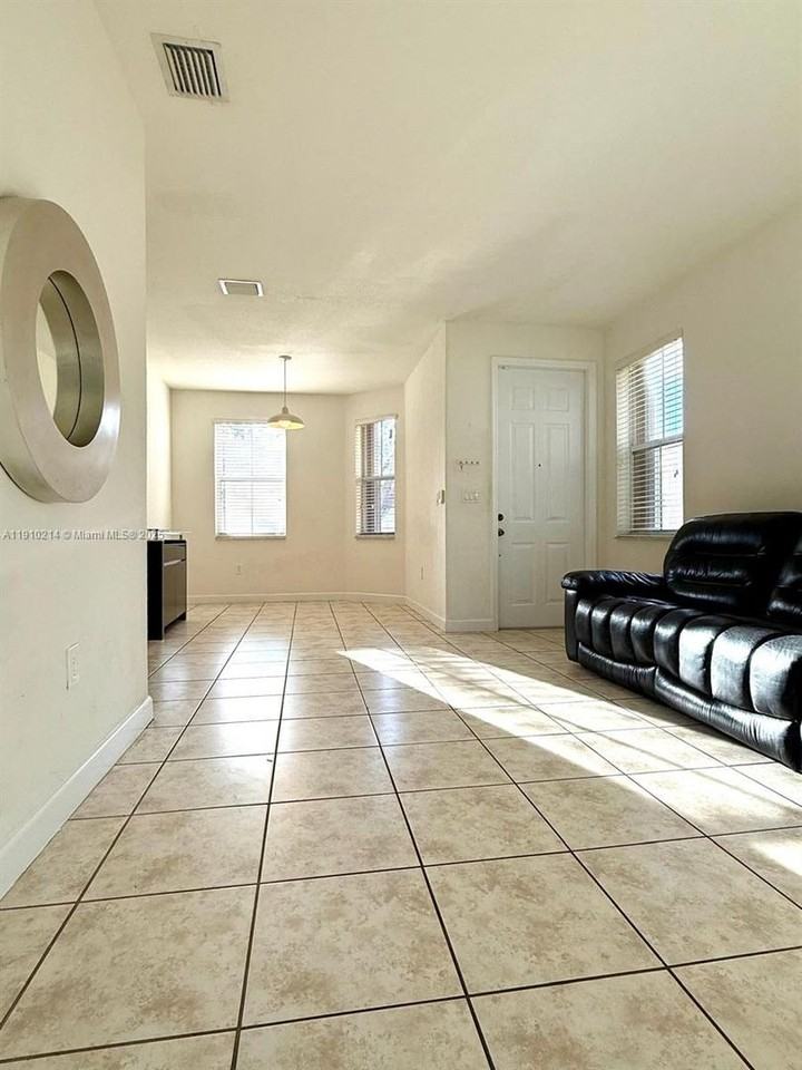 8675 Nw 109th Ct - Photo 4 of 18