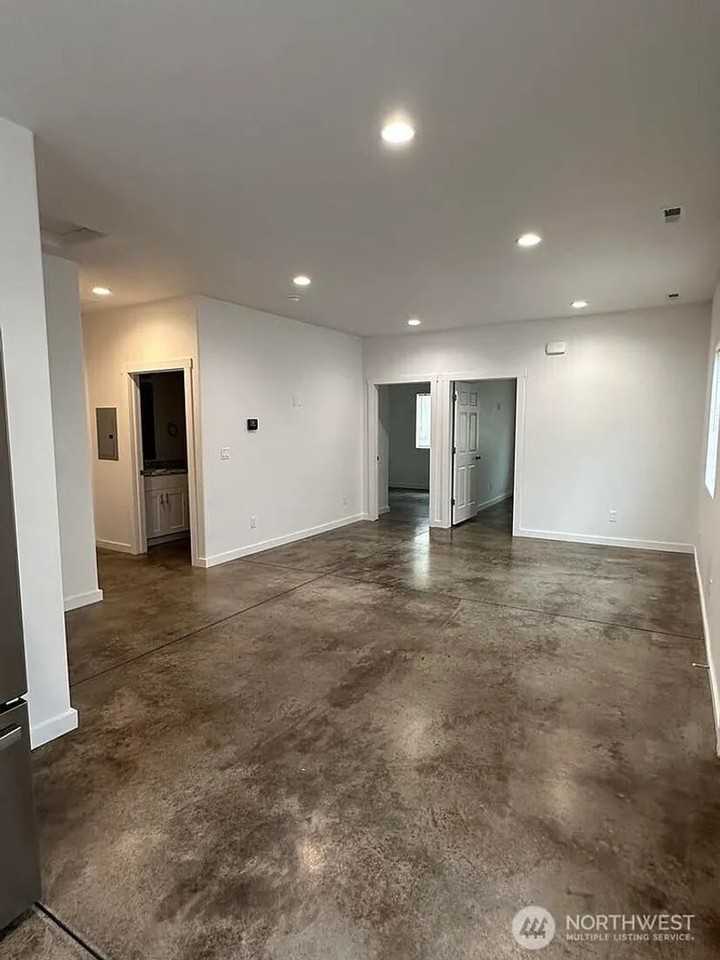 504 S Alder St - Photo 3 of 10