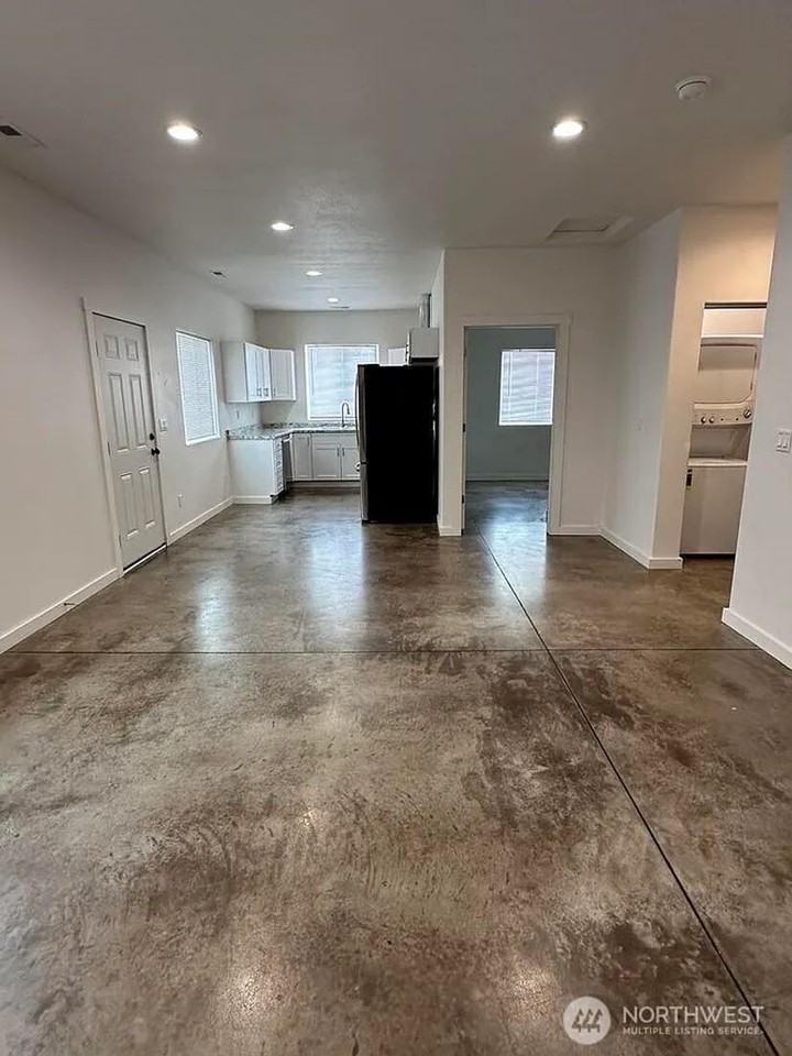 504 S Alder St - Photo 4 of 10