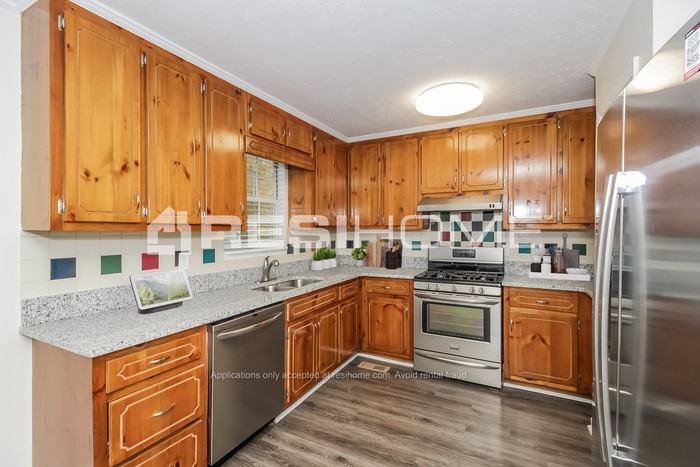 75 Spring Dr - Photo 3 of 20