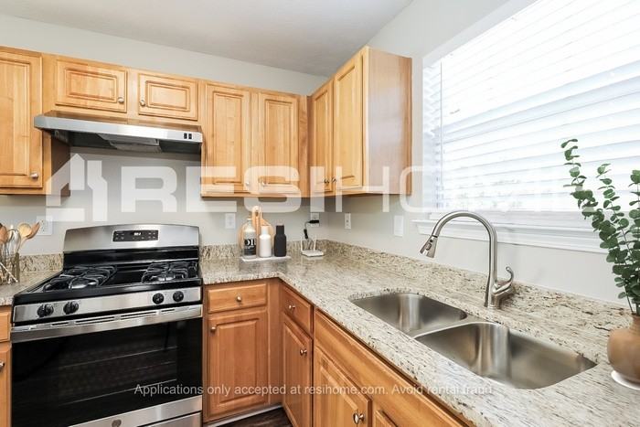 2559 S Hills - Photo 2 of 18