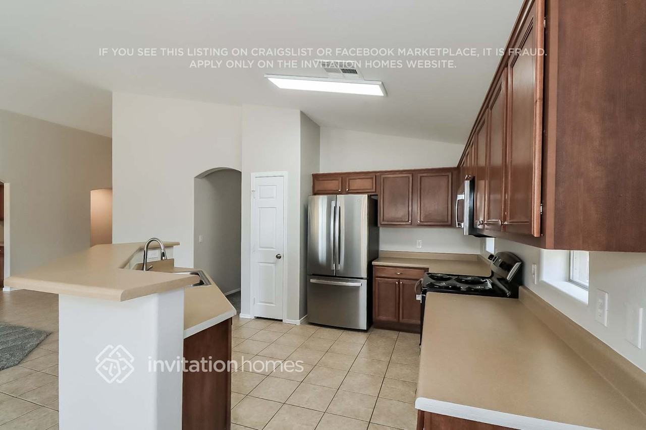 2201 S 112th Ave - Photo 5 of 16