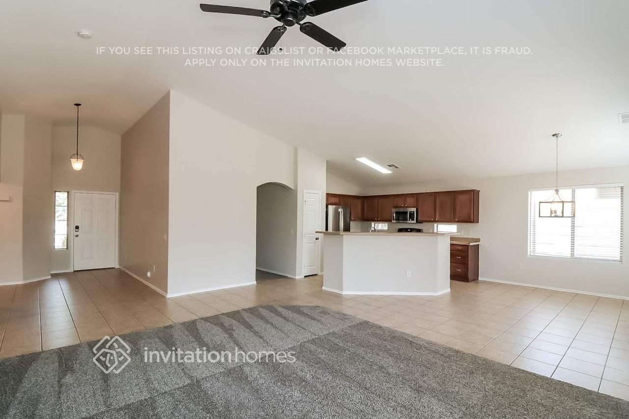 2201 S 112th Ave - Photo 2 of 16