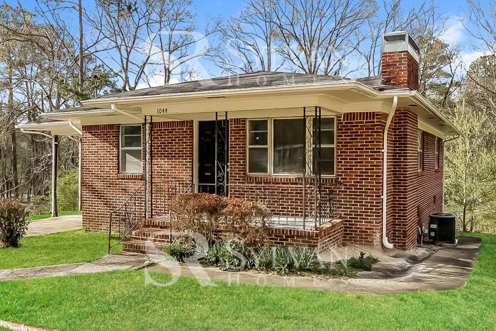 1044 Southwood Dr - Photo 2 of 15