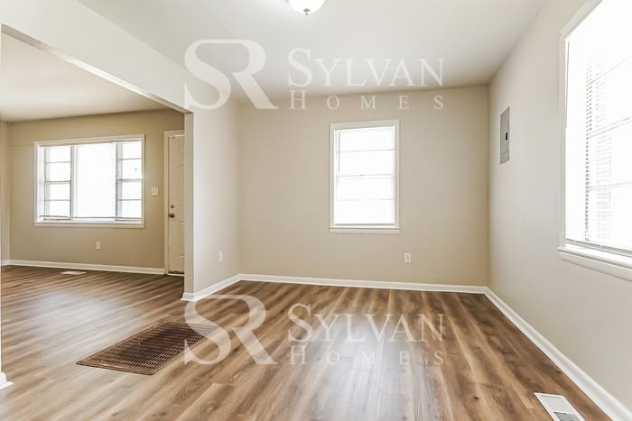 1044 Southwood Dr - Photo 4 of 15