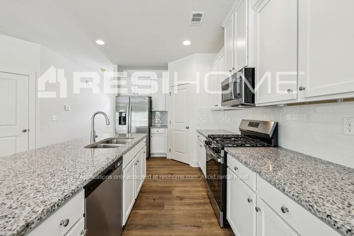 115 Swansen St - Photo 4 of 18