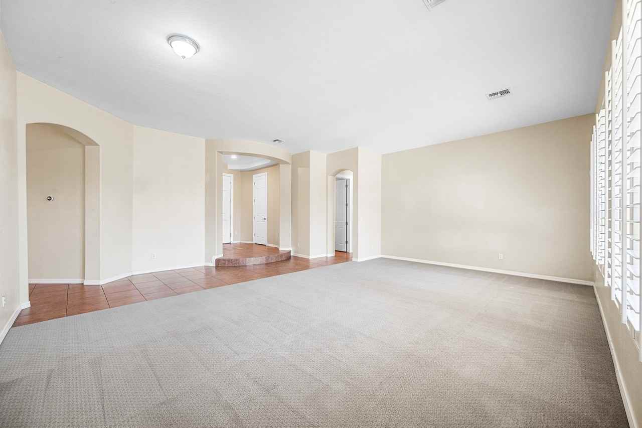 2407 East Iris Drive - Photo 4 of 31