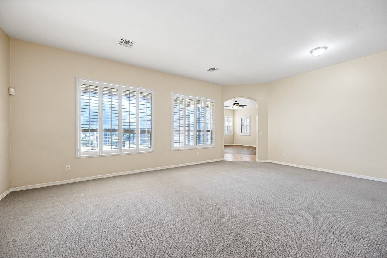 2407 East Iris Drive - Photo 5 of 31