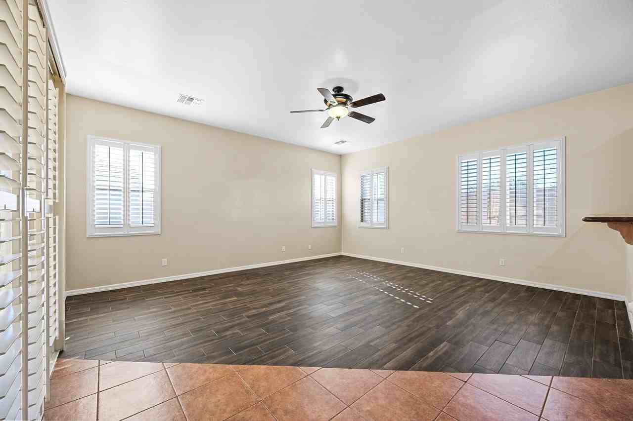 2407 East Iris Drive - Photo 7 of 31