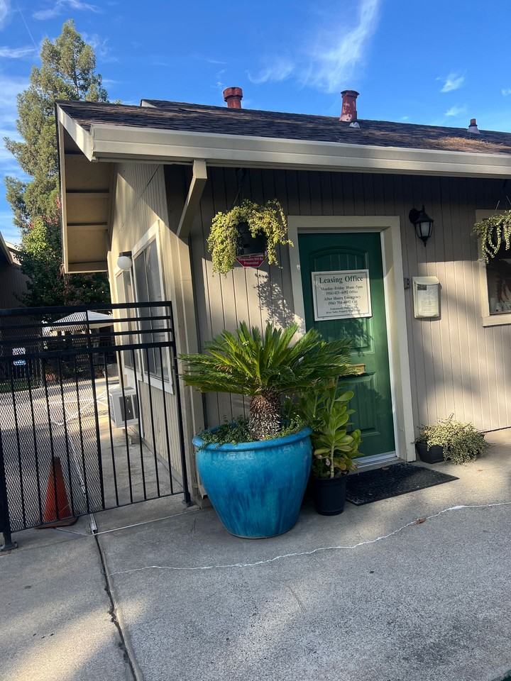 Spacious 1 and 2 Bedrooms, Gated, Pool & READY TO GO! - Photo 3 of 25