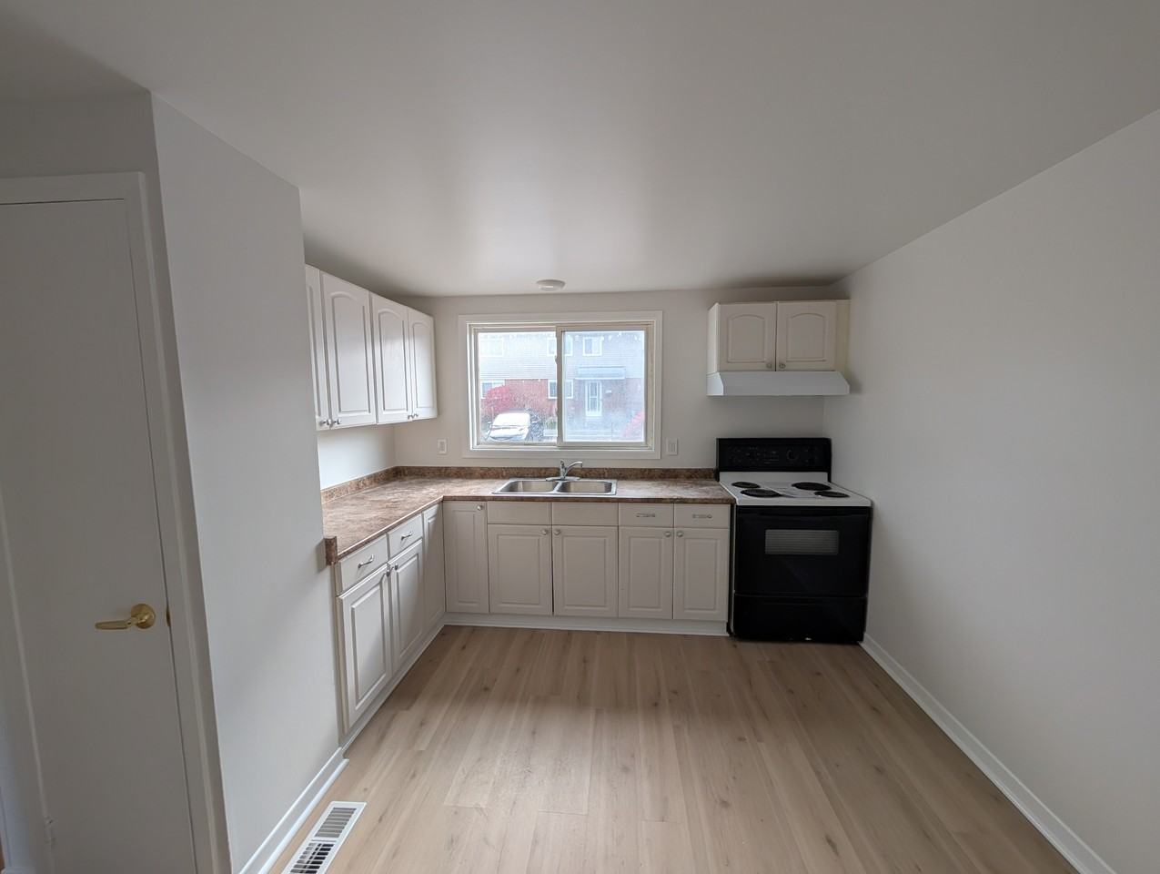 1466 Heatherington Rd #K - Photo 4 of 15