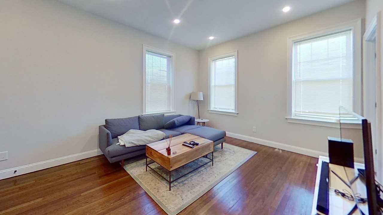 2017 Commonwealth Avenue - Photo 2 of 12