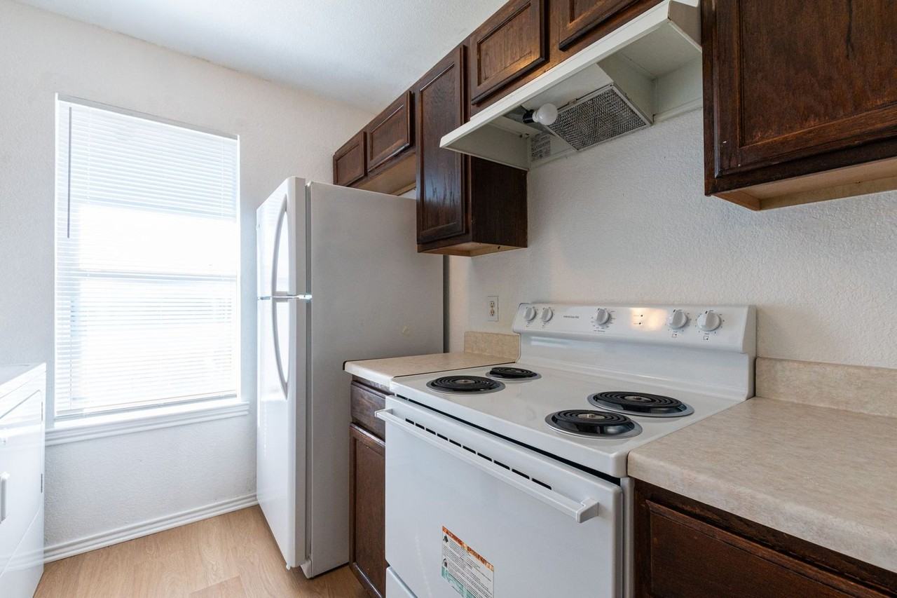 5904 Greengate Dr #D - Photo 4 of 24