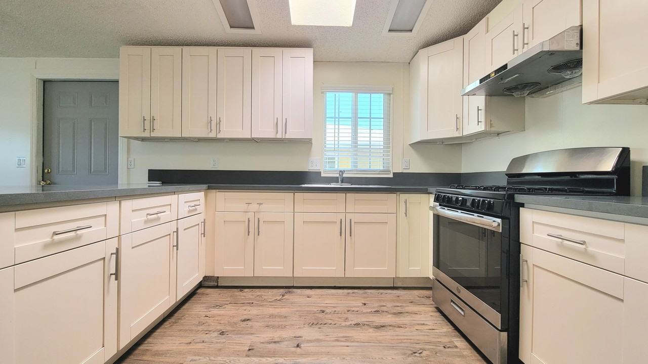 Holiday Rancho - Photo 5 of 25