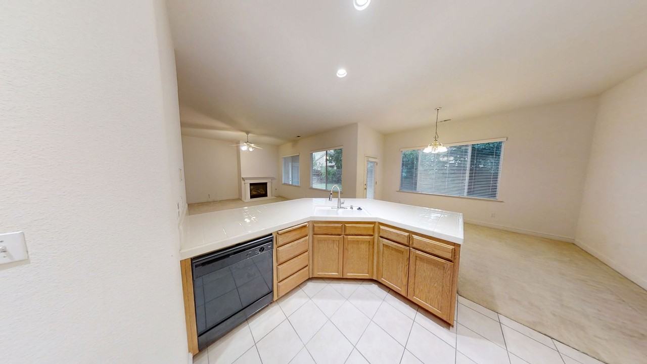 1823 N Holly Ave - Photo 7 of 29