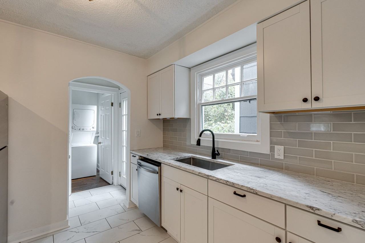 203 N Seminole Dr - Photo 3 of 20