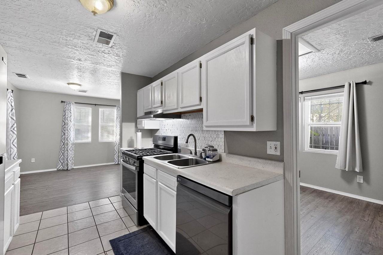 904 Arno St Se - Photo 6 of 39