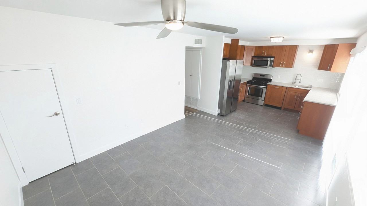 10809 Escobar Dr - Photo 4 of 24