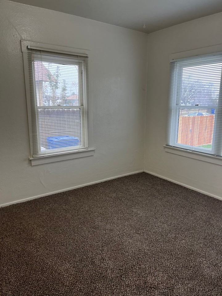 513 Cypress St - Photo 5 of 12