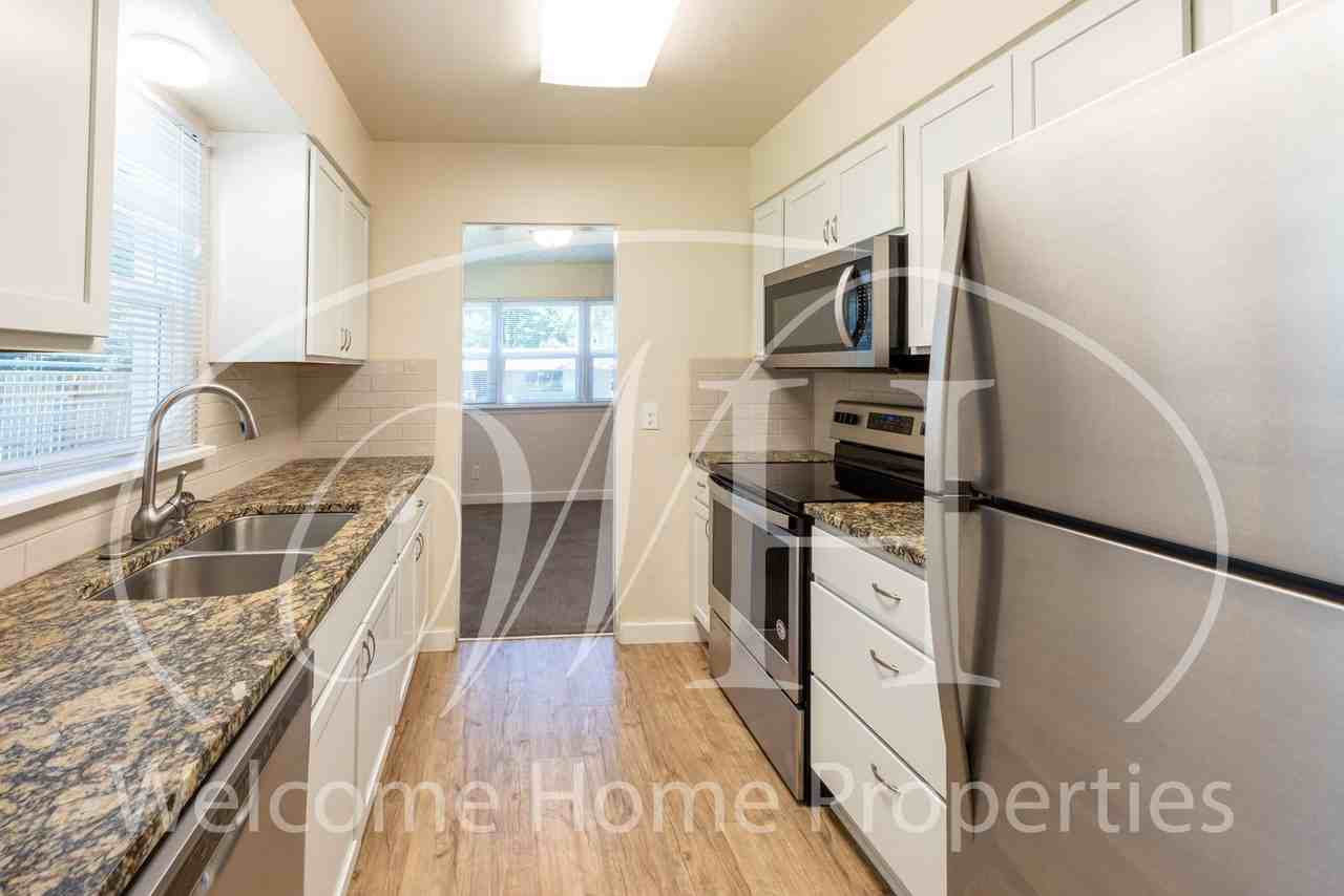 904 E Sumach St - Photo 6 of 24