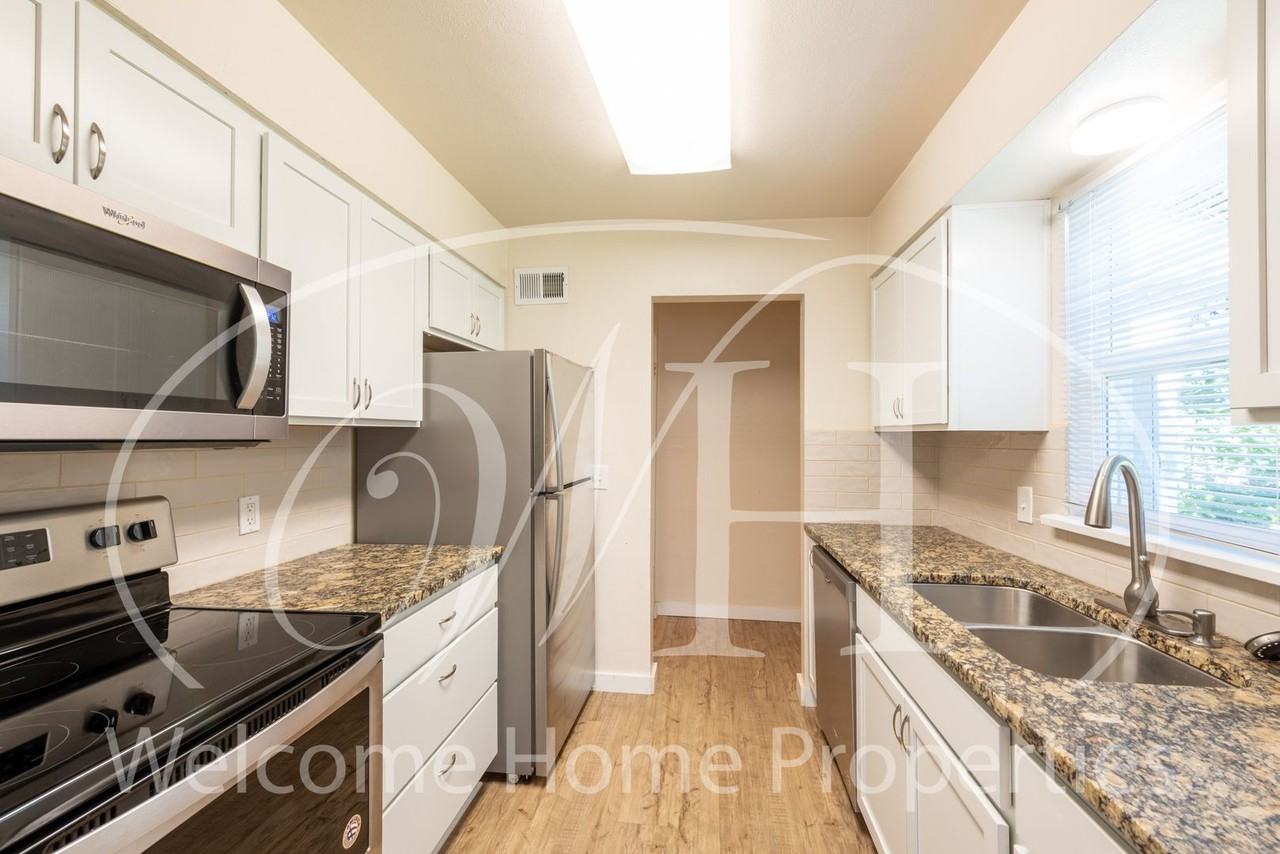 904 E Sumach St - Photo 7 of 24