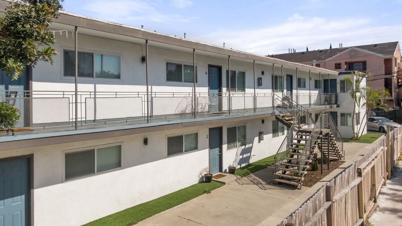 1078 E 7th Street - Photo 2 of 5