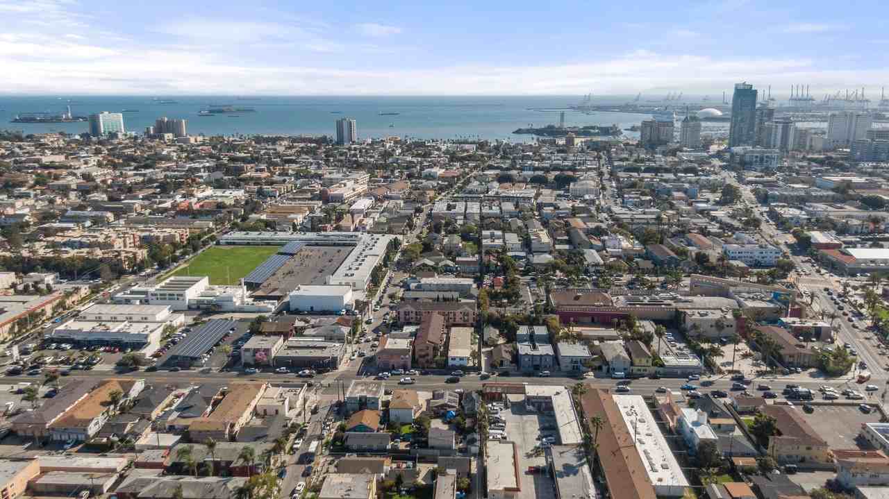 1078 E 7th Street - Photo 3 of 5