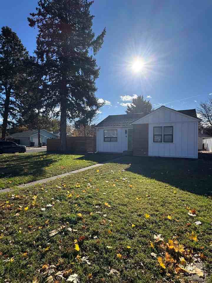 322 E Manitoba Ave - Photo 2 of 2