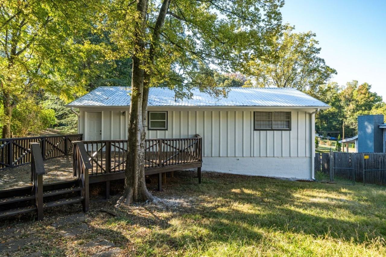 606 Rose Hill Rd - Photo 3 of 21